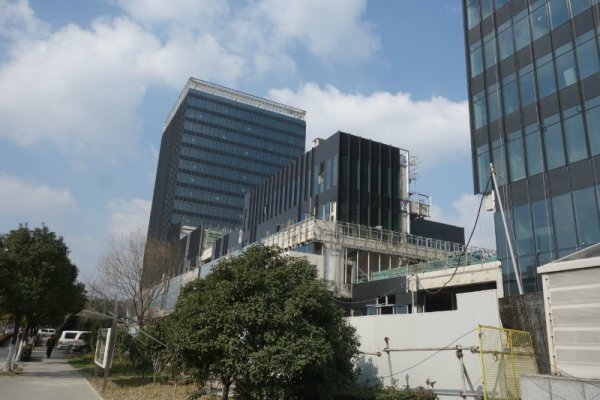 近地铁 中建广场 地铁6,7上盖,天然活水玉带