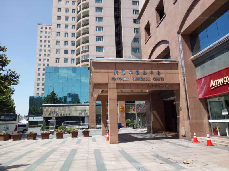 古北家乐福,美丽华商务中心100平,精装带家具,朝东现房—上海长宁区