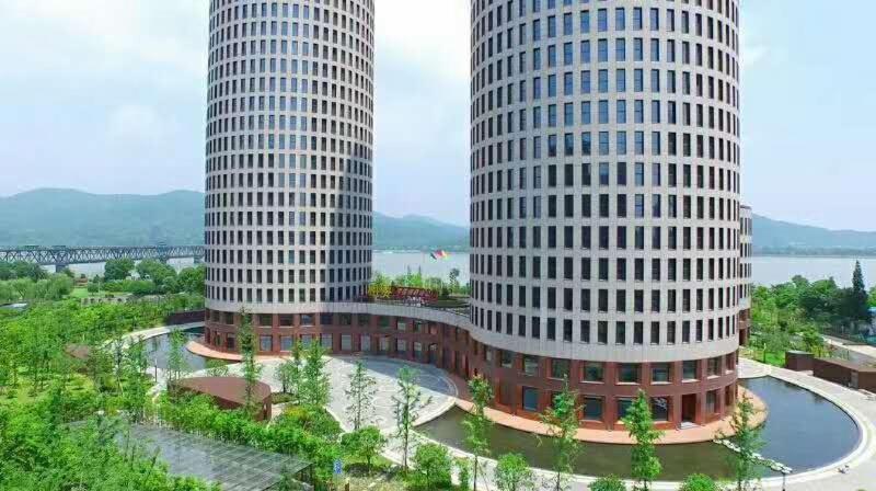 亚科中心 地铁口 配套齐全 精装带家具 一线江景