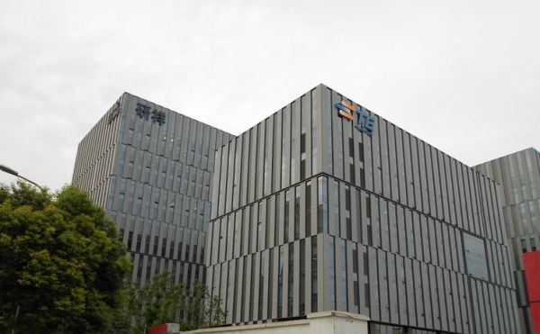徐家汇办公楼出租信息: 【港汇广场:110-5000 8-10元//天徐家汇标志性建筑港汇双塔】 【上实大厦:123-1400 4.5-6.0元//天徐家汇中心5A甲级写字楼】 【圣爱广场:188-2200 4.0-4.2元//天徐家汇地铁站甲级写字楼】 【汇嘉大厦:75--890 2.5元//天徐家汇地铁站中档办公楼】 【汇银广场:105-890 3.