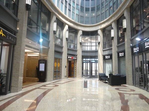 大华汇智大厦位于徐家汇商圈漕溪北路398号该项目占地面积4716平方米,总建筑面积约39000平方米总高度100米整个项目由地下三层、地上二十七层主楼和局部塔楼三层及八层裙房组成项目性质为商办综合,作为5A*国际商务楼宇,传承了经典的ART DECO 建筑风格,尤其是与通体长窗结合的塔台设计,整体凹凸形成的垂直线条,使建筑体态高耸挺拔,给人以拨地而起的非凡气势 1.