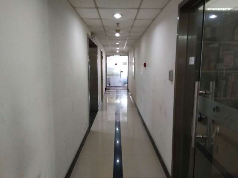 江宁路康定路交汇,博鸿大厦!高区精装带家具,户型好
