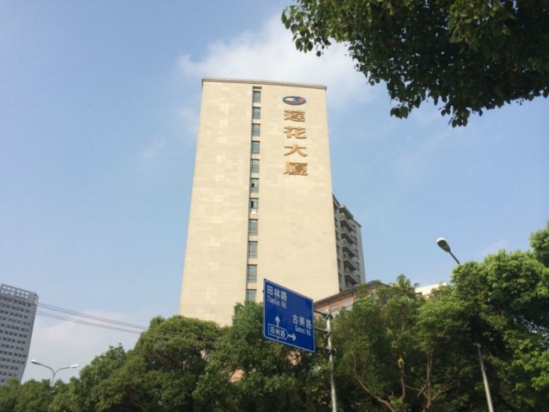 莲花大厦 12号线虹梅路地铁口 稀缺精装205平米 可直接拎包入住
