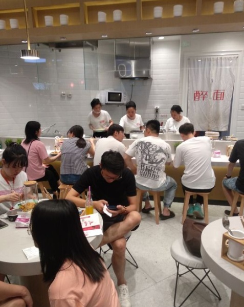 真实商铺 新会路沿街一楼门面出租 人多 吃饭排队 可重餐饮