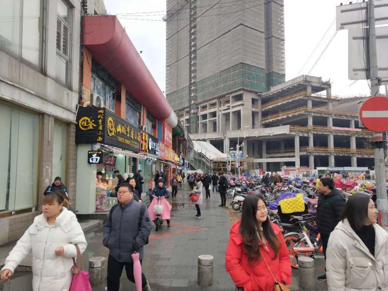 宝山场中路地铁口,十字路口沿街重餐饮旺铺,有煤气