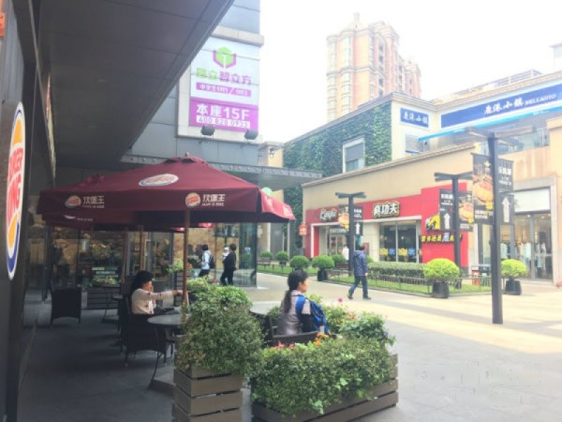 金桥国际商业广场地铁口重餐饮铺急租,超大人流证照齐