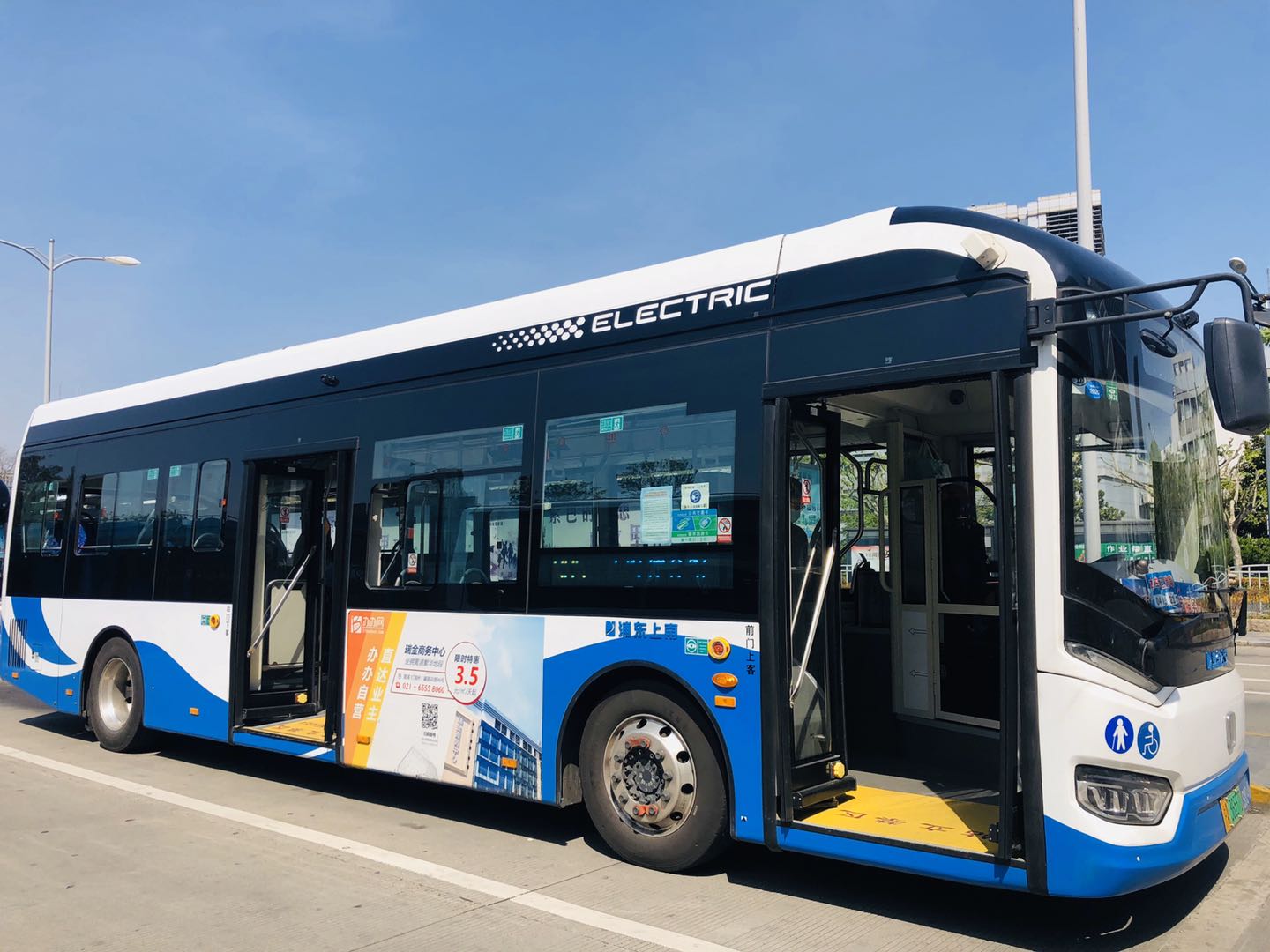 繁华都市与历史风烟并存 坐着985路公交兜写字楼