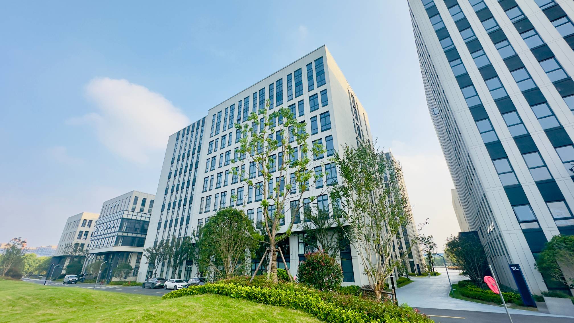 央企投建工业厂房可租可售外立面图
