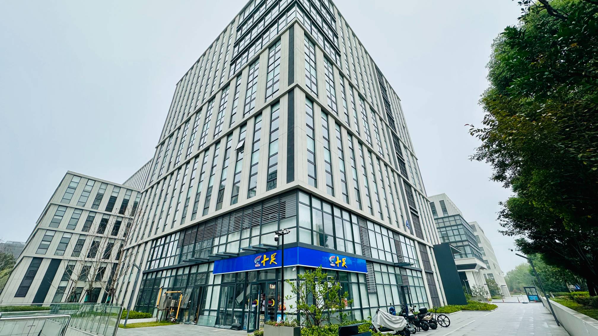 央企投建工业厂房可租可售外立面图