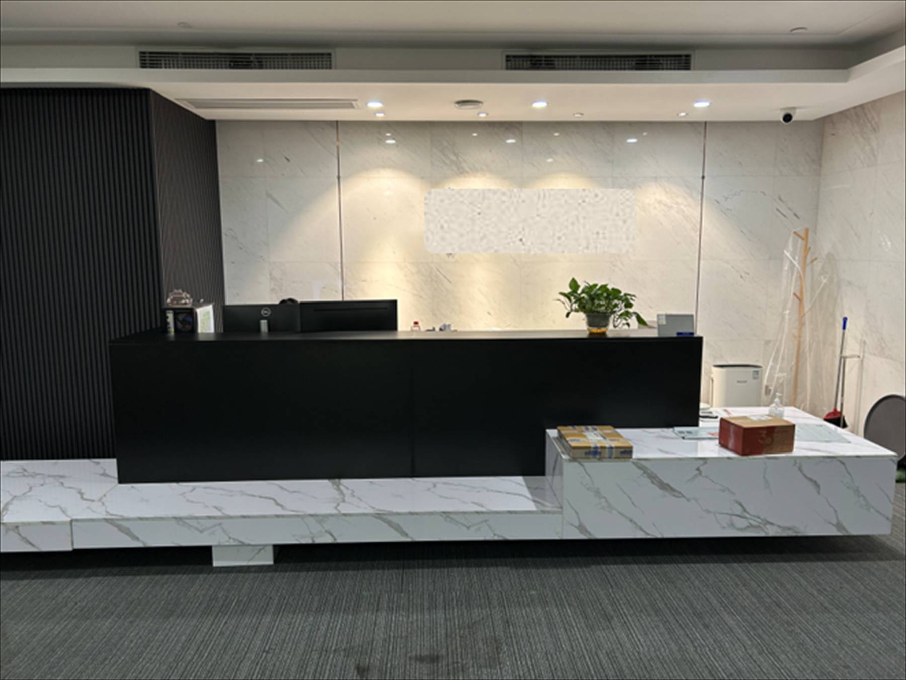 虹桥绿谷广场大门入口
