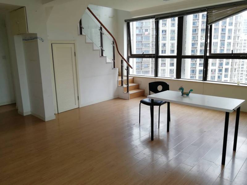 中海万锦城150平仅租9000元,loft结构,看房有钥匙