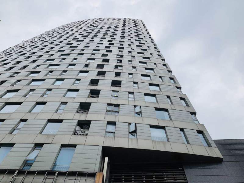 静安雕塑公园旁边,丽都新贵大厦85平,分体空调,独立洗手间