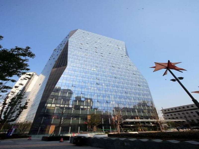 曹杨路3轨交汇 **楼品 绿地和创大厦 330平精装