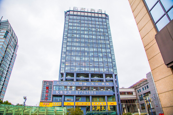 三新大厦:大开间,精装修,正对地铁口,交通便利.