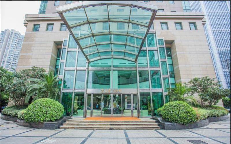 景鸿大楼写字楼出租,宜山路地铁口丨景鸿大厦小面积精装丨正对电梯口