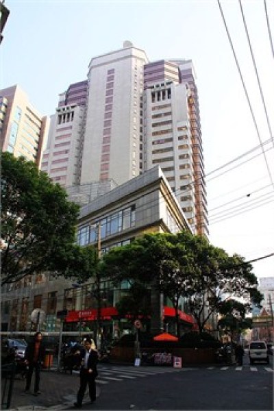 港泰广场港泰广场位于上海市人民广场**商务区内,矗立于延安东路