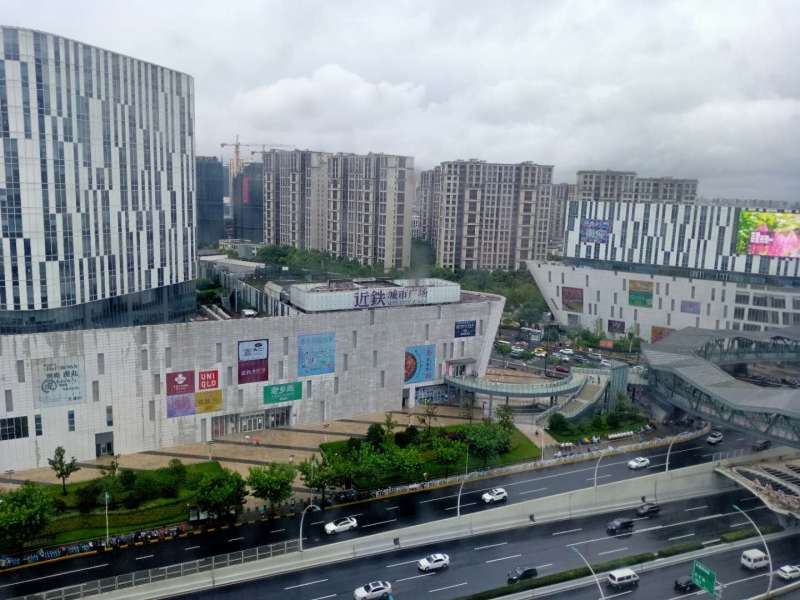 近铁城市广场写字楼出租148平精装带家具3隔断,地铁站上盖!