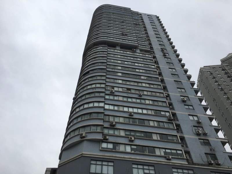 华鼎大厦160平 1/4号线200米 精装高区带家具看房方便