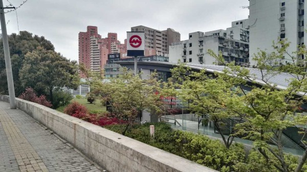 隆德路地铁站2分钟层高4.5米 一楼385平米4.5元,送30平阳台