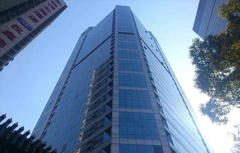 长峰中心95平全新精装带家具2隔断,落地窗地处内环近地铁!