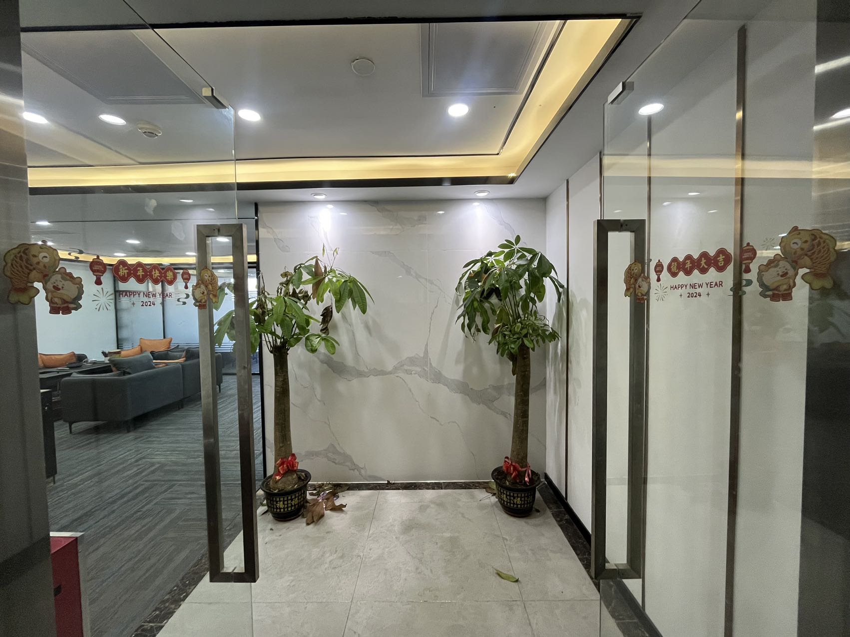 富力盈力大厦大门入口