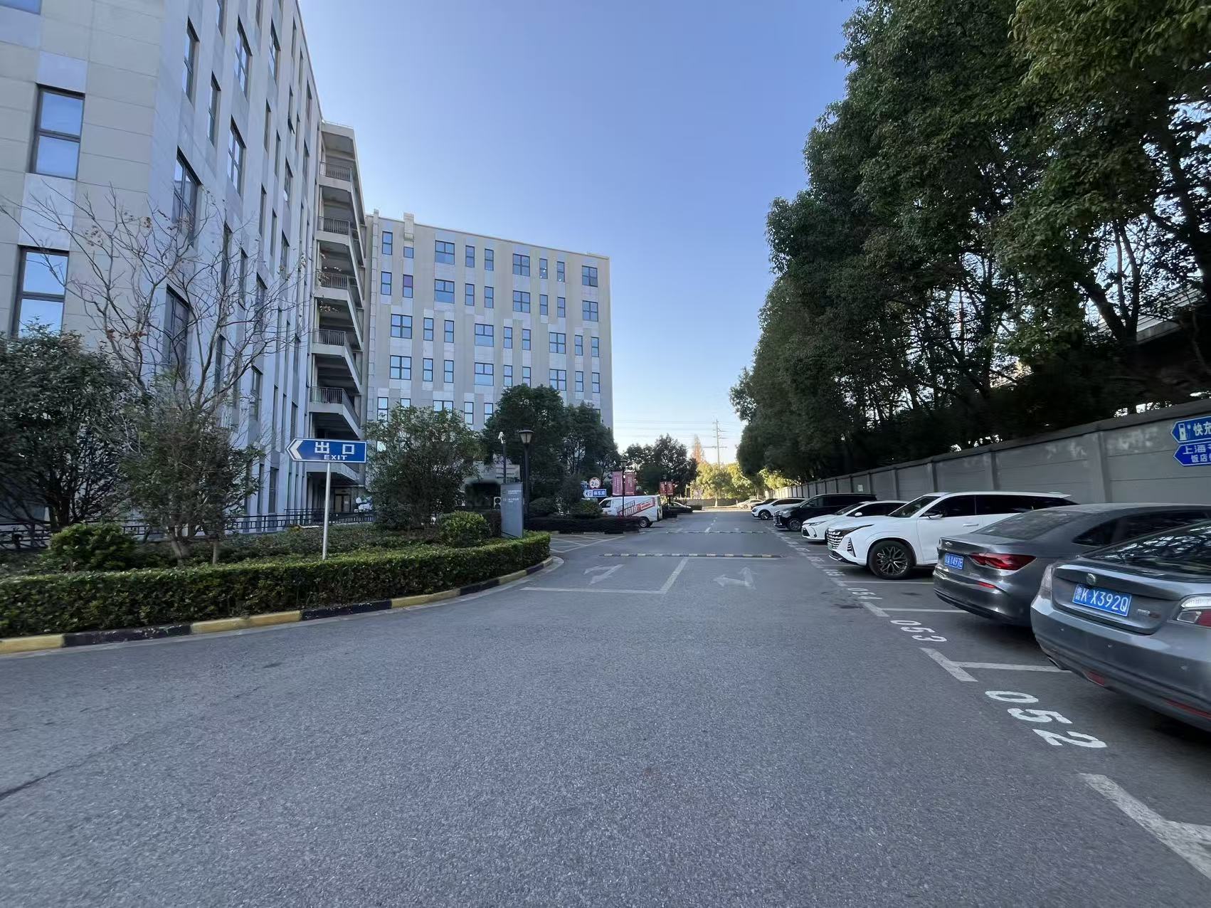 金地威新松江科创园停车场