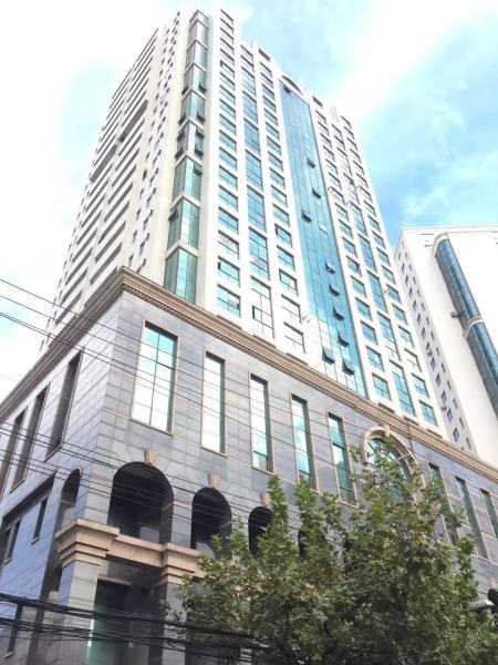 静安区近南京路洪安大厦顶层带露台,直看静安寺景观大通间朝南