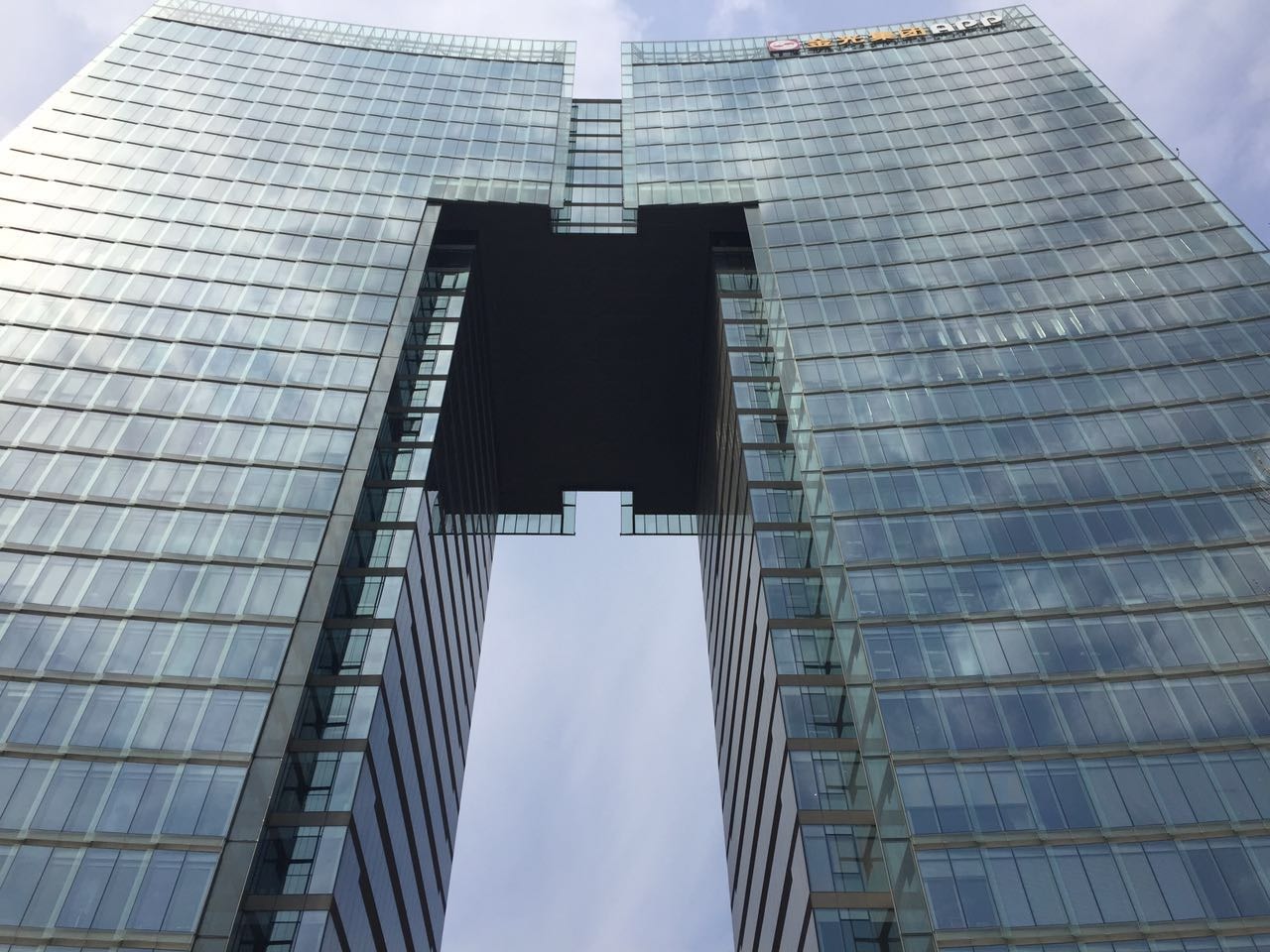 上海金虹桥国际中心外立面图