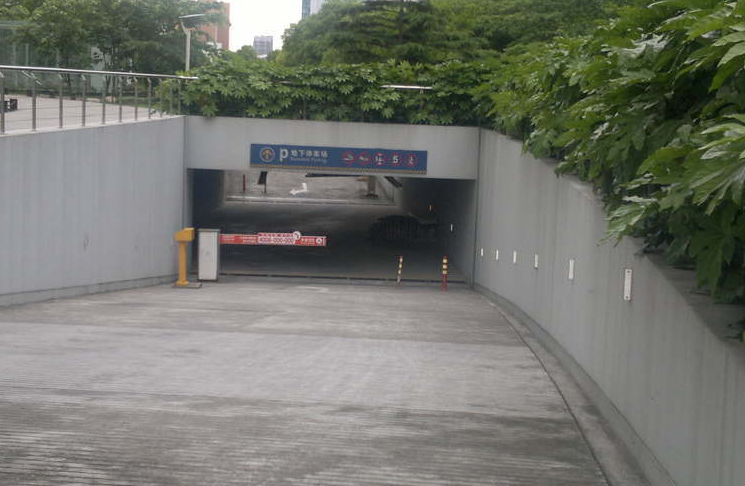 新茂大楼停车场