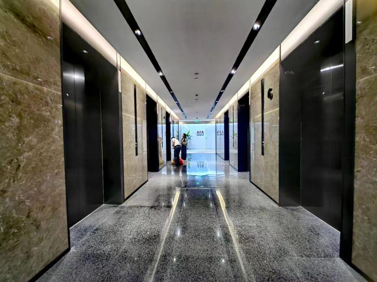 东方明珠凯旋中心电梯厅
