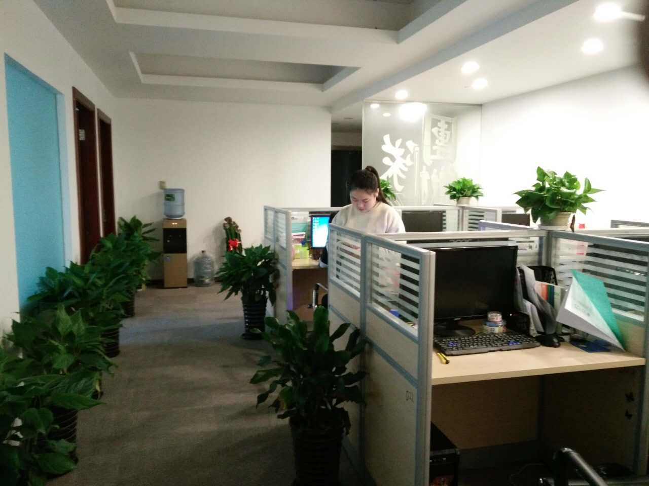 现代交通商务大厦办公区域