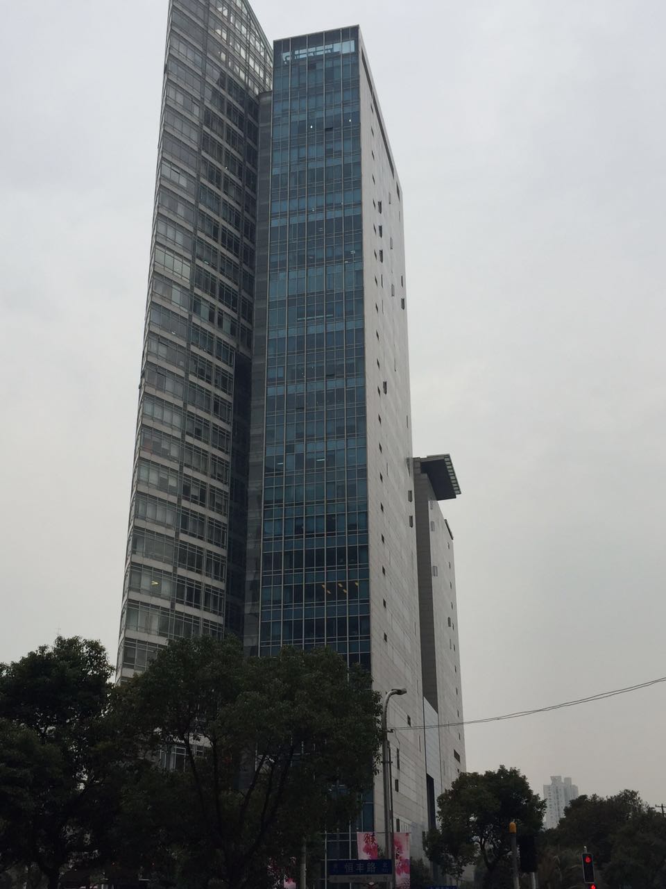 现代交通商务大厦外立面图
