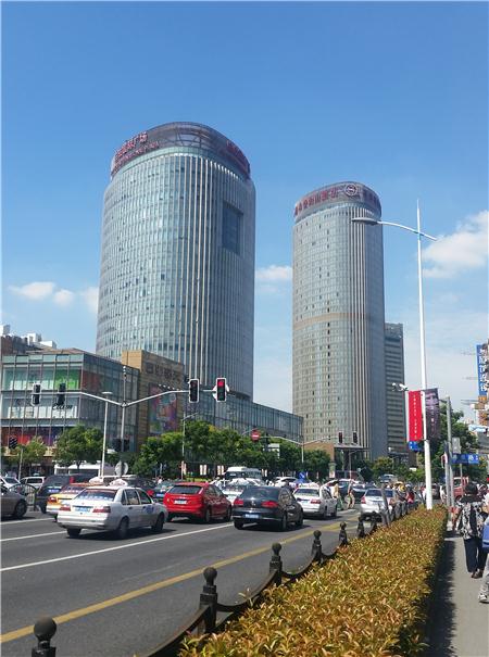 由由国际广场外立面图