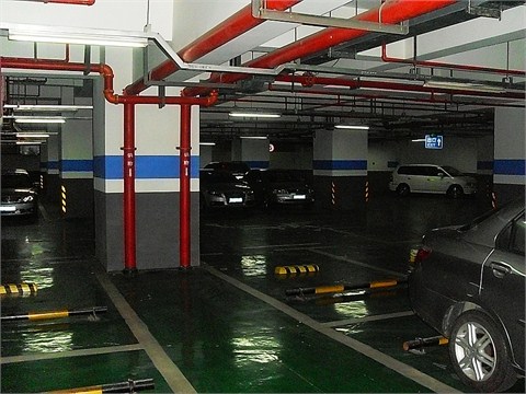 财富时代大厦停车场