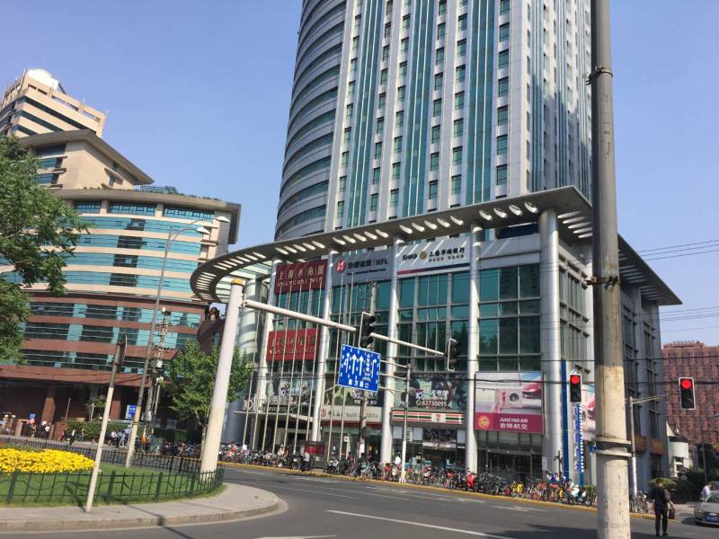 均瑶国际广场写字楼出租,肇嘉浜路办公室出租,130平带家具电梯口青松