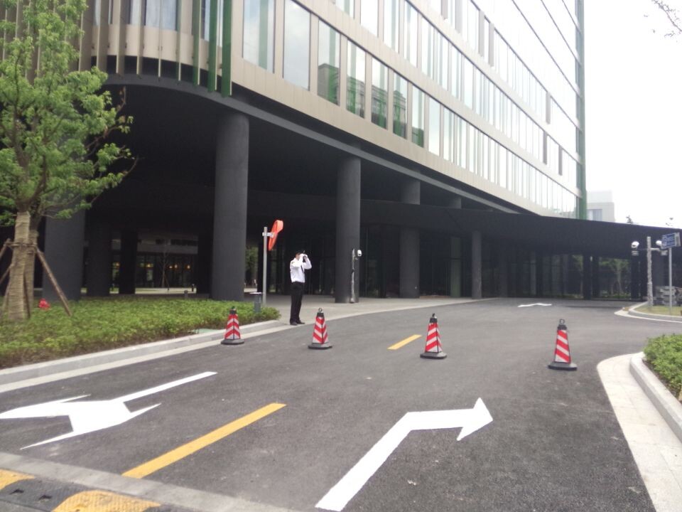 宏汇莲花广场大楼入口