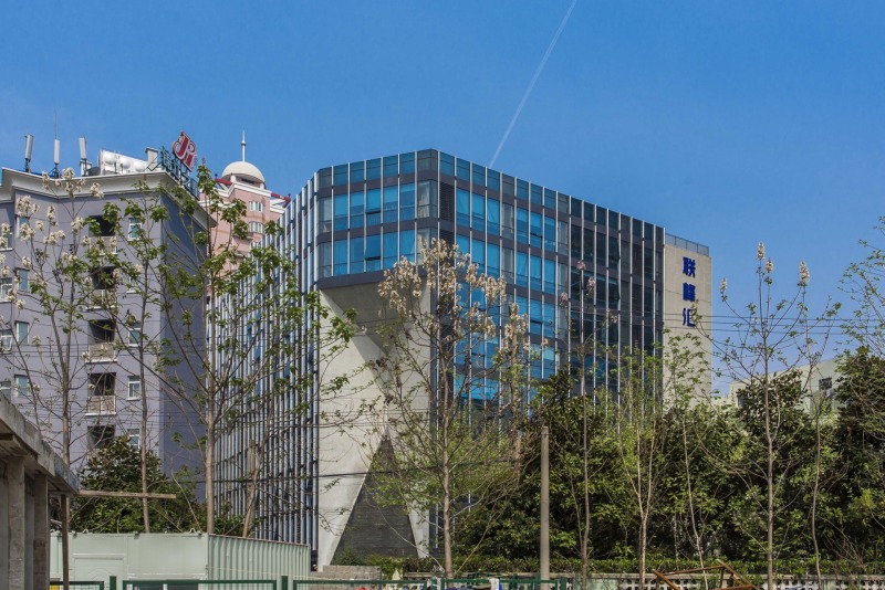 联峰汇,精装修带家具,现房出租,可分割,分体空调