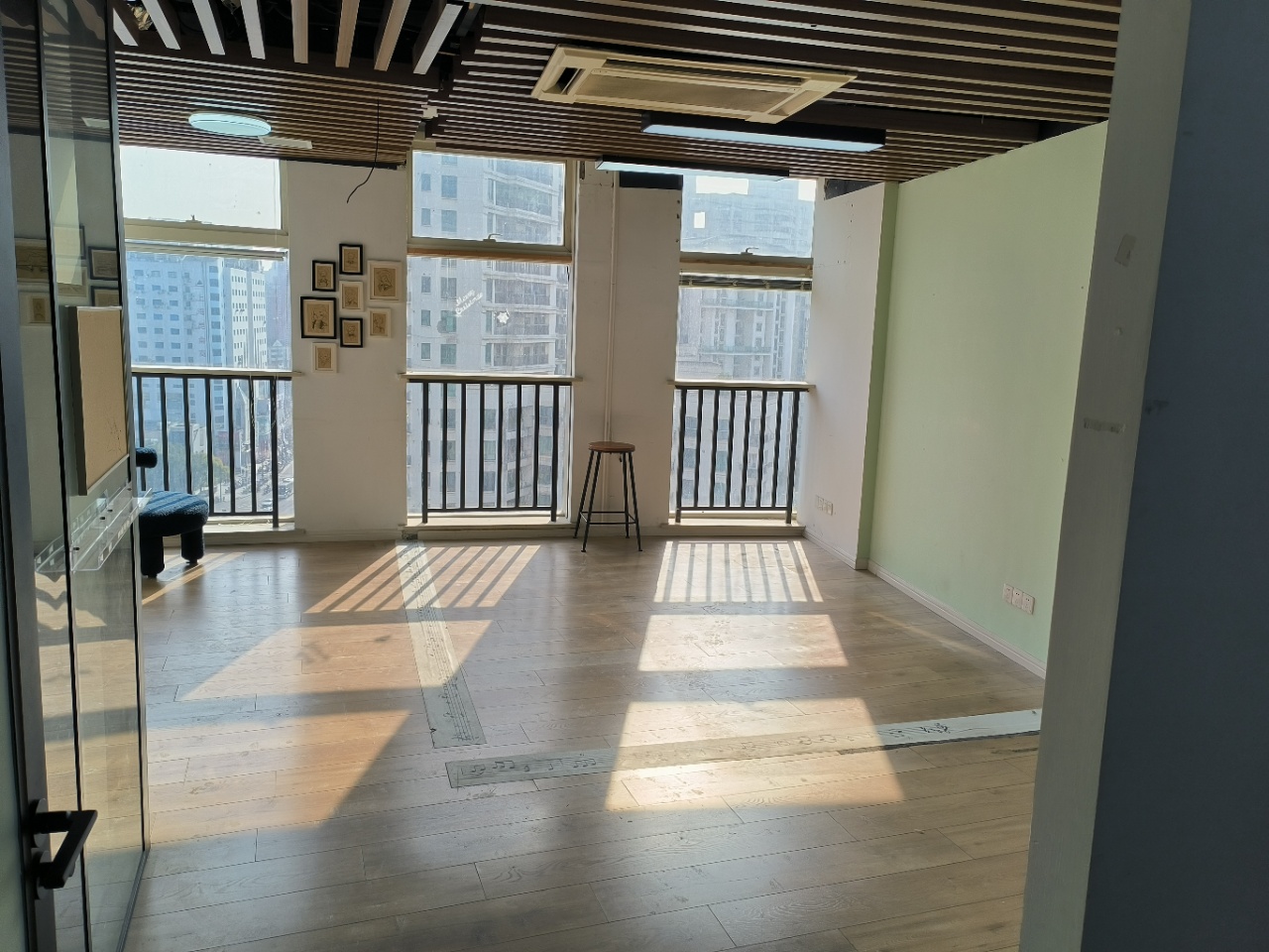 源达大厦办公区域