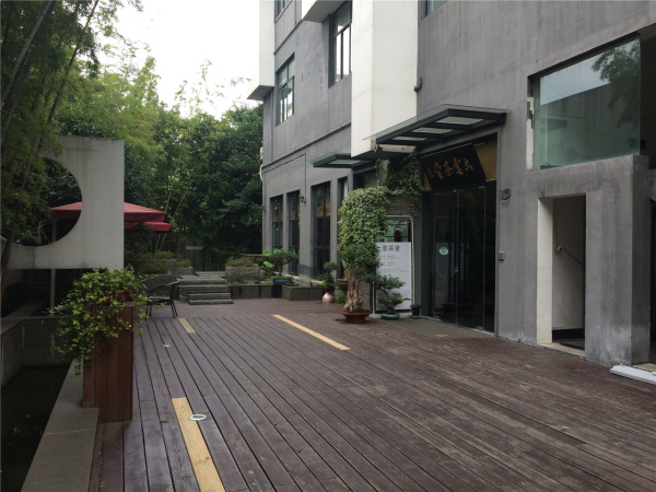 虹桥525创意园写字楼出租,吴中路龙柏新村,地铁10号线,德必易园,绿树