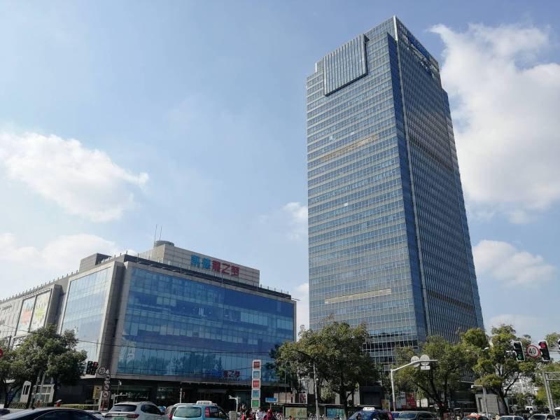 15号线莘庄北广场龙之梦精装162平带隔断朝南