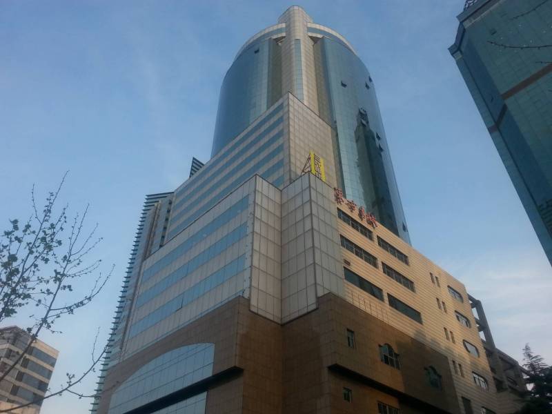 八佰伴乐凯大厦60平,正对电梯,9号线商城路站