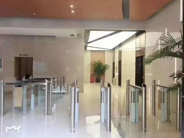 鸿运大厦大楼入口
