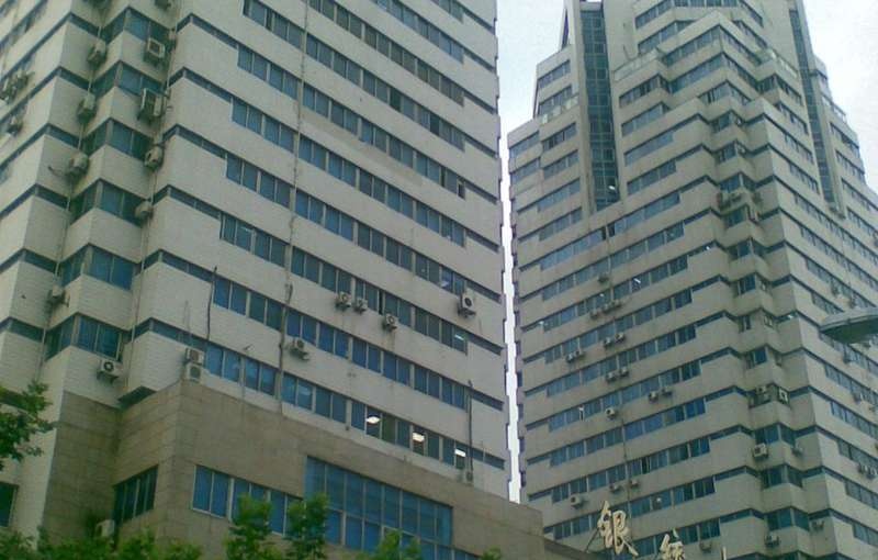 交通情况:靠延安西路高架定西路匝道口,到外滩,虹桥,徐家汇开车10**
