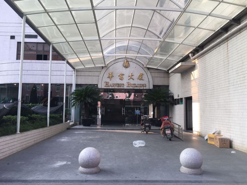 华富大厦写字楼出租,4/11号线游泳馆站 华富大厦88平 精装朝南带家具