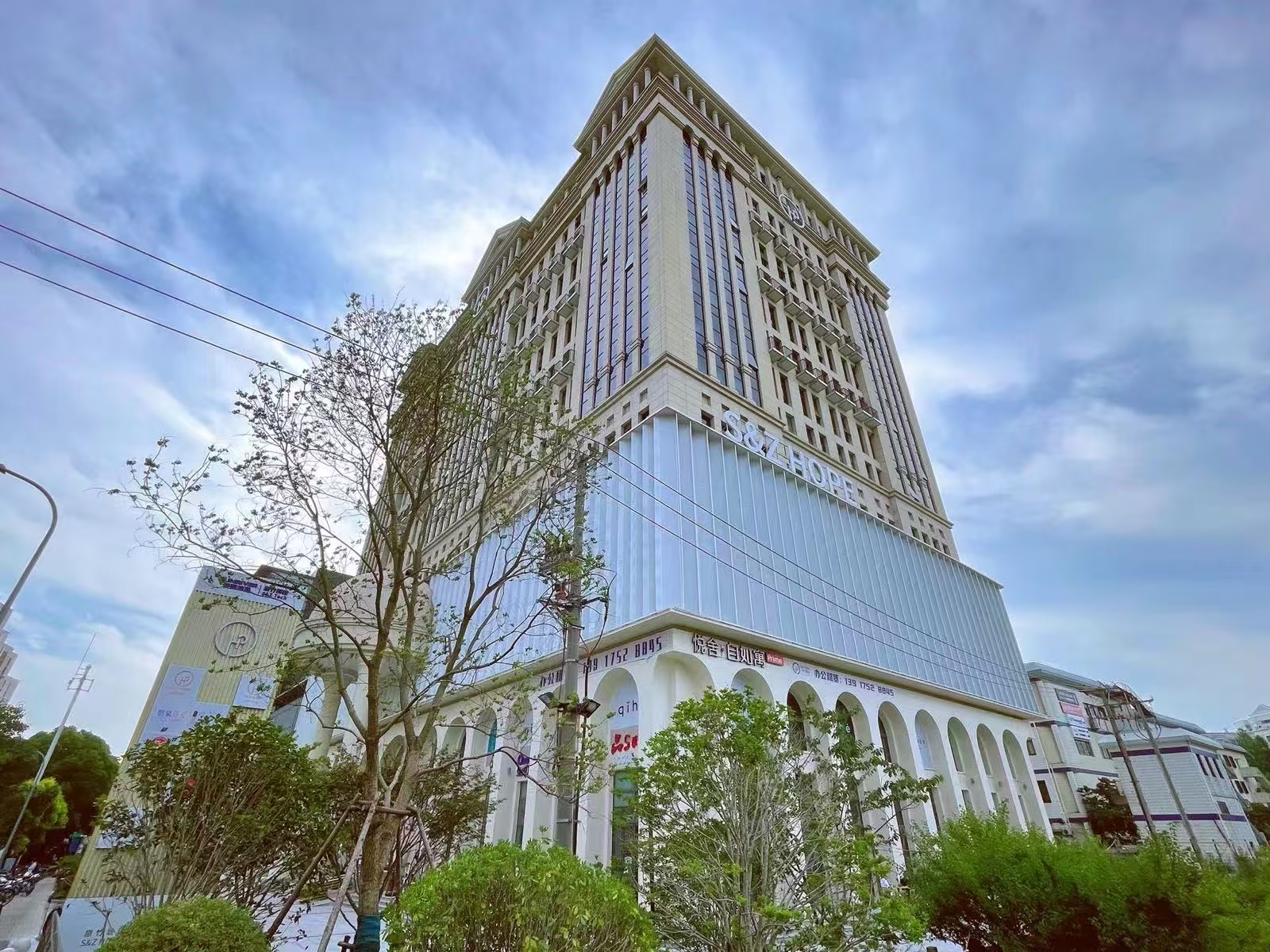 原竹 琥珀综合楼 旺铺招租 295平方 带上下水适合酒吧